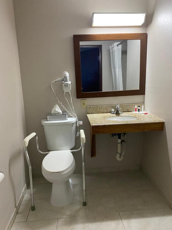 Days Inn By Wyndham Brunswick Bath Area Room photo