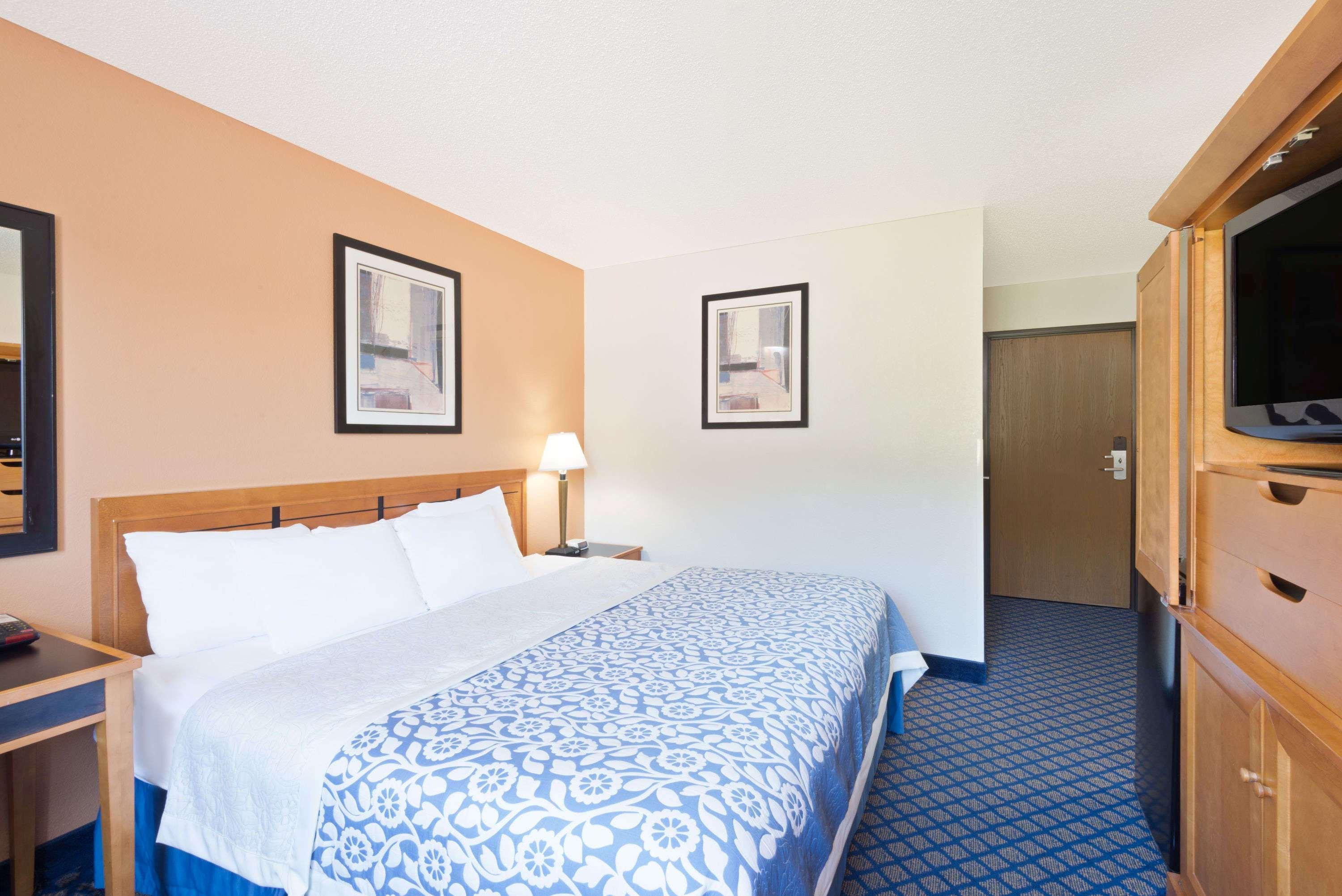 Days Inn By Wyndham Brunswick Bath Area Exterior photo