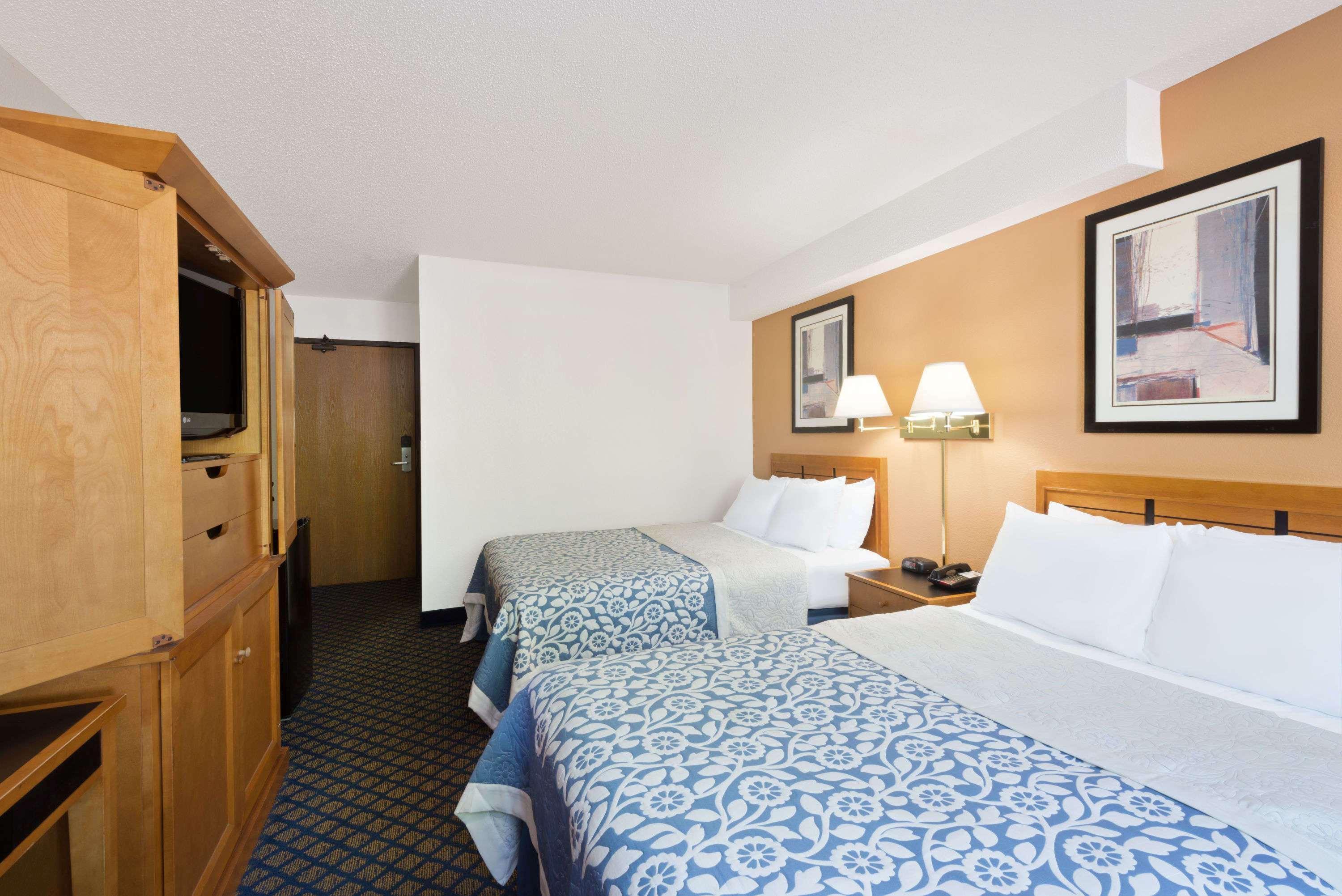 Days Inn By Wyndham Brunswick Bath Area Exterior photo