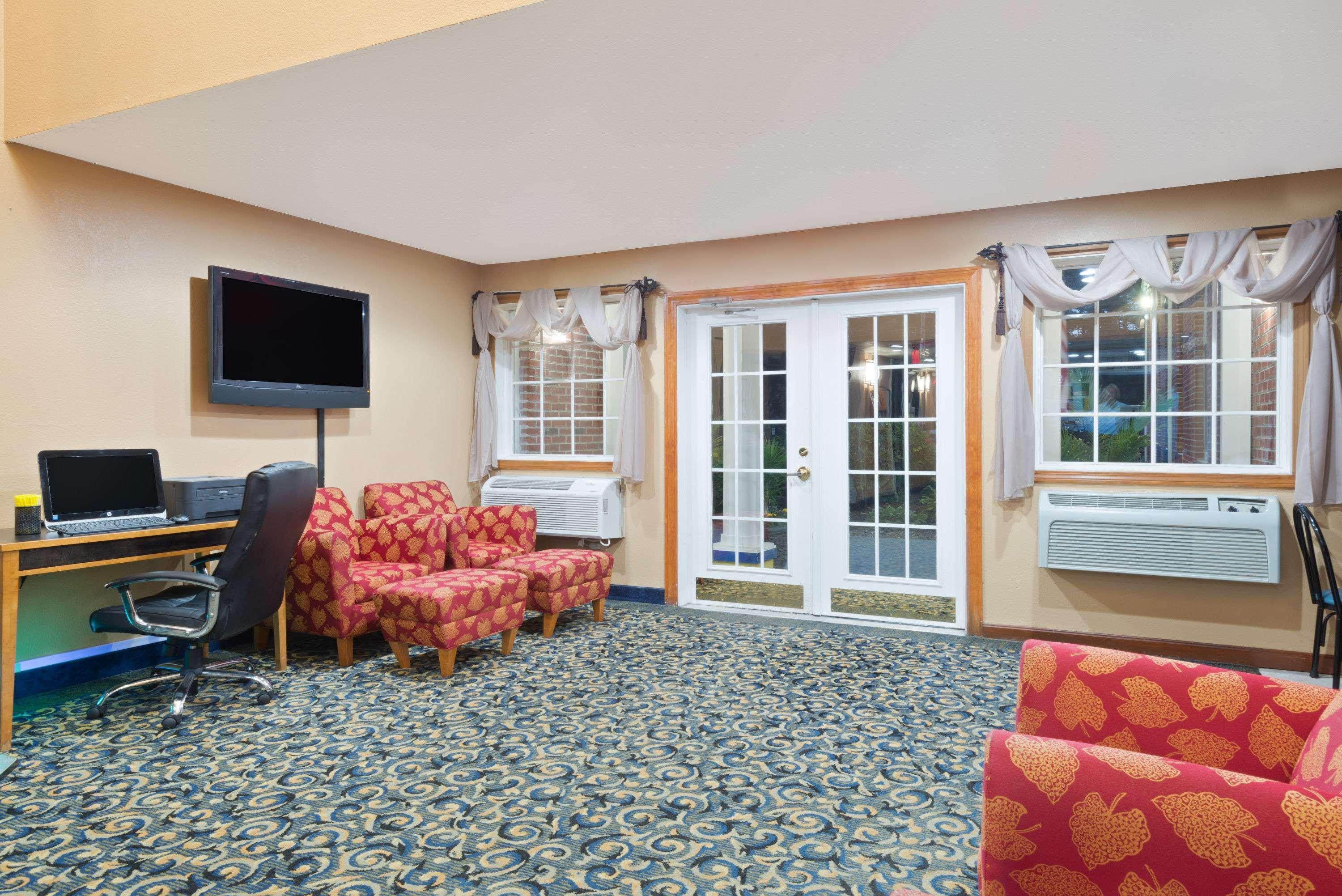 Days Inn By Wyndham Brunswick Bath Area Exterior photo